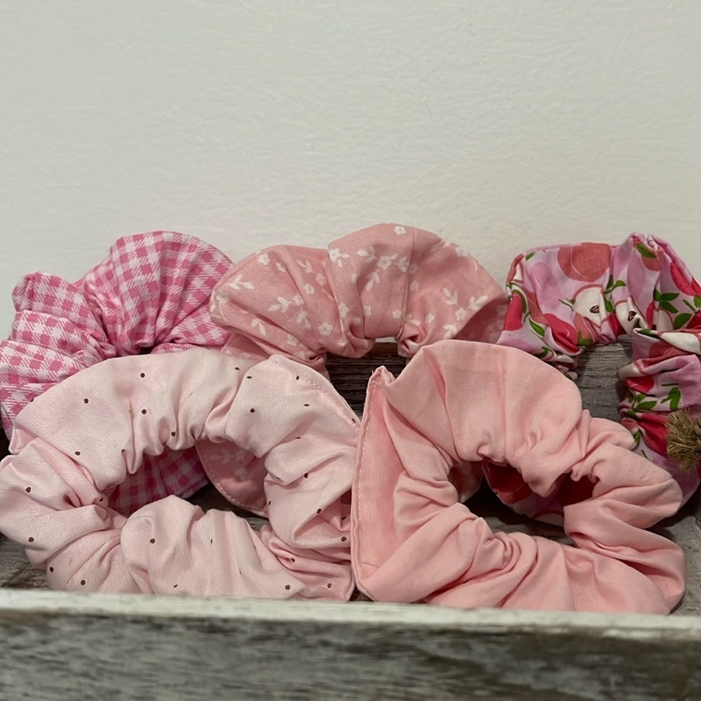 Pack of 5 pink hair scrunchies - Picture 2 of 5